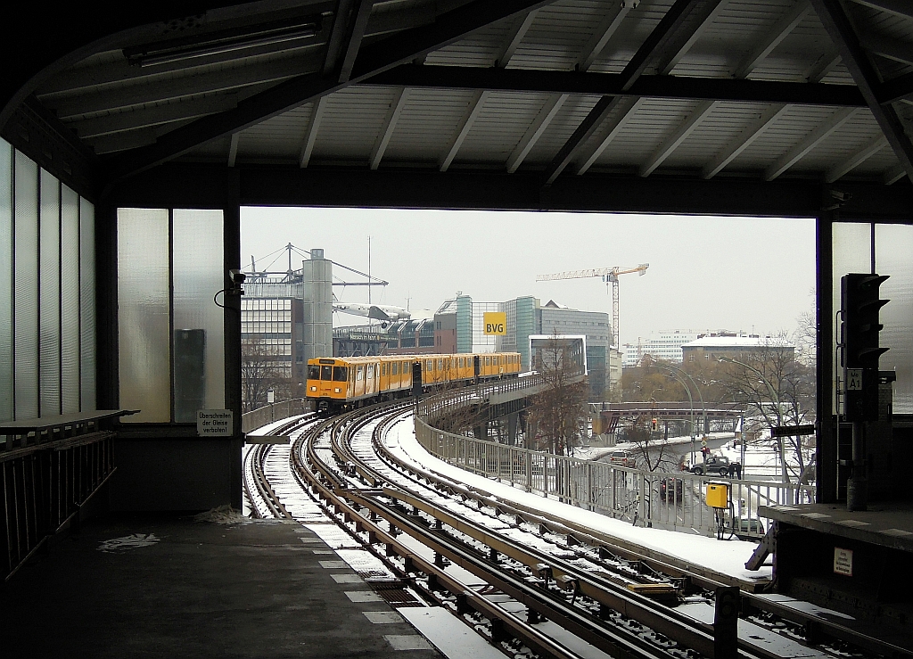 Einfahrt eines Zuges der Berliner U-Bahnlinie U1 in den Bahnhof  Mckernbrcke . 13.12.2012