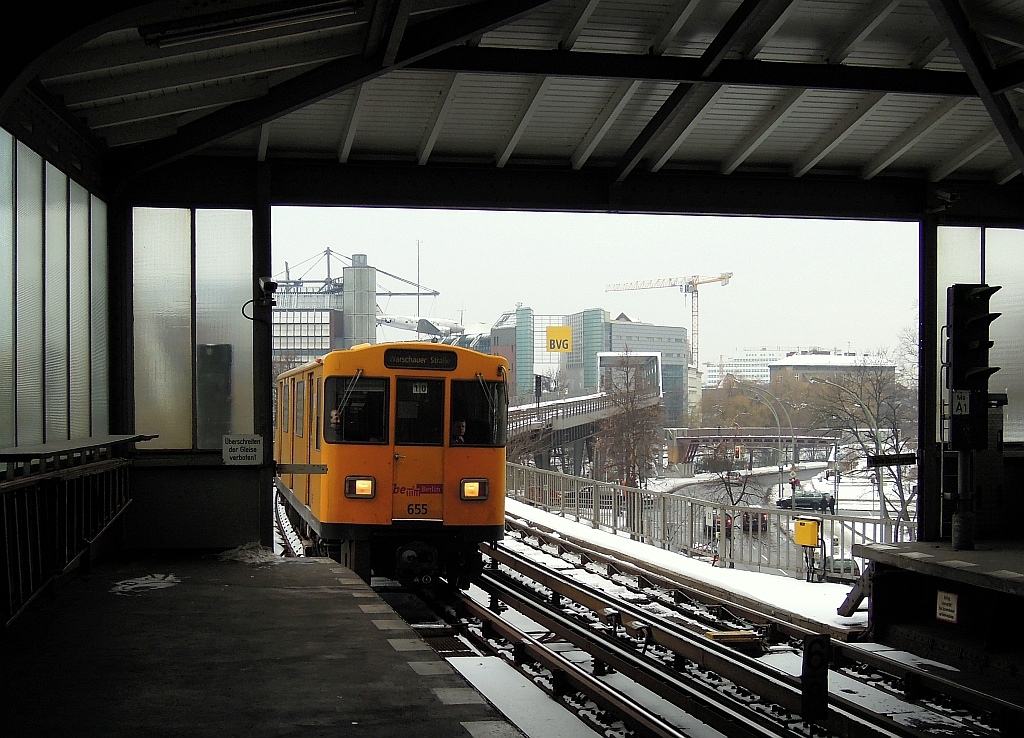 Einfahrt eines Zuges der Berliner U-Bahnlinie U1 in die Station  Mckernbrcke . 13.12.2012