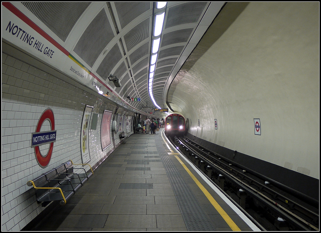 Einfahrt eines Zuges der Central Line in die Station  Notting Hill Gate . London, 15.7.2013