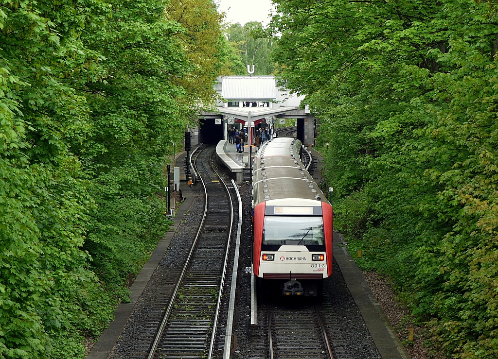 Einfahrt eines Zuges der Hamburger Ringlinie U3 in die Station  Borgweg . 12.5.2013