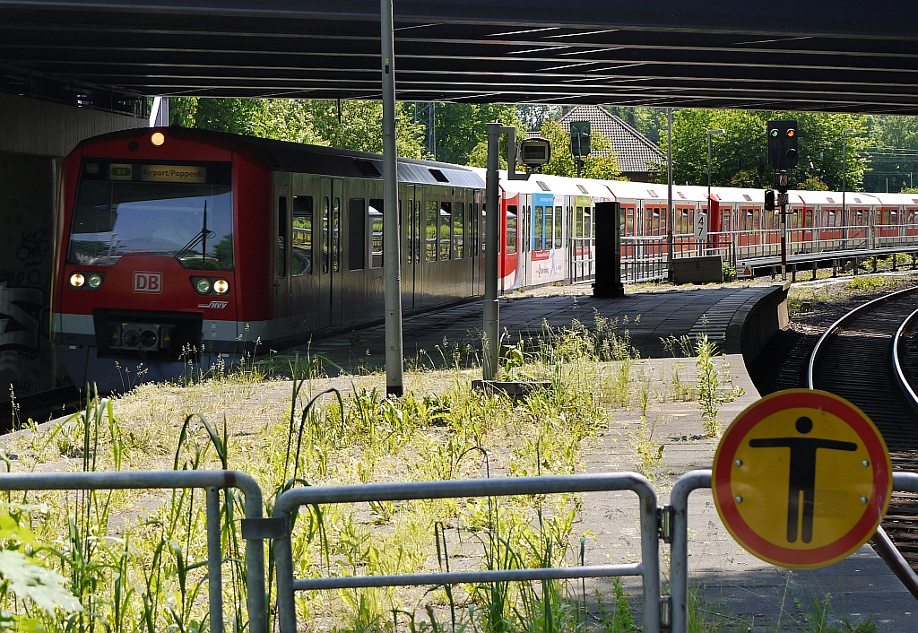 Einfahrt eines Zuges der Hamburger S-Bahn in die Station  Wandsbeker Chaussee . 8.6.2013