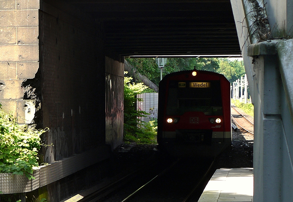 Einfahrt eines Zuges der Hamburger S-Bahn Richtung Wedel in die Station  Wandsbeker Chaussee . 8.6.2013