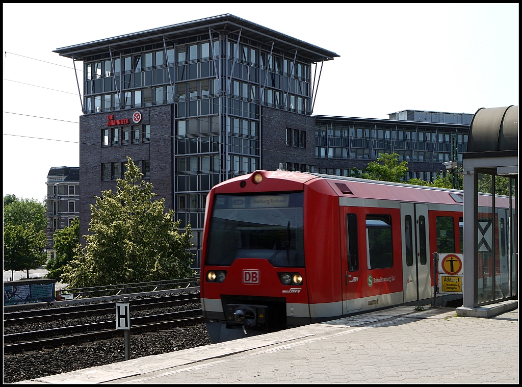Einfahrt eines Zuges der Hamburger S-Bahn in die Station  Holstenstrae . Der Brokomplex im Hintergrund war mal das Verwaltungsgebude einer gleichnamigen Brauerei gleich um die Ecke. 6.7.2013