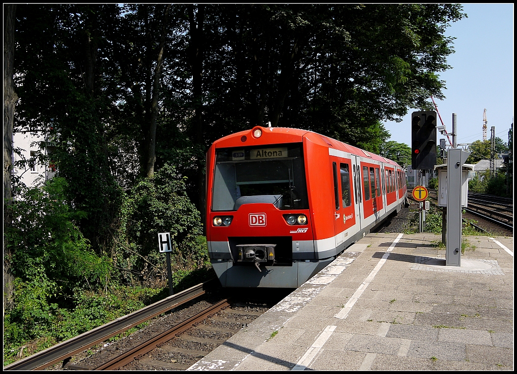 Einfahrt eines Zuges der Hamburger S-Bahn Richtung  Altona  in die Station  Holstenstrae . 6.7.2013