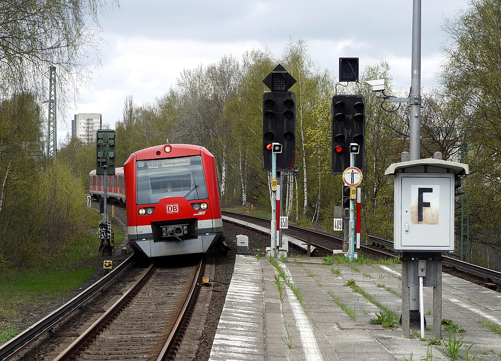 Einfahrt eines Zuges der Hamburger S-Bahnlinie S3 in die Station  Diebsteich . ber Altona und die Tunnelstrecke der City-S-Bahn geht es weiter nach Neugraben - sdlich der Elbe. 27.4.2013