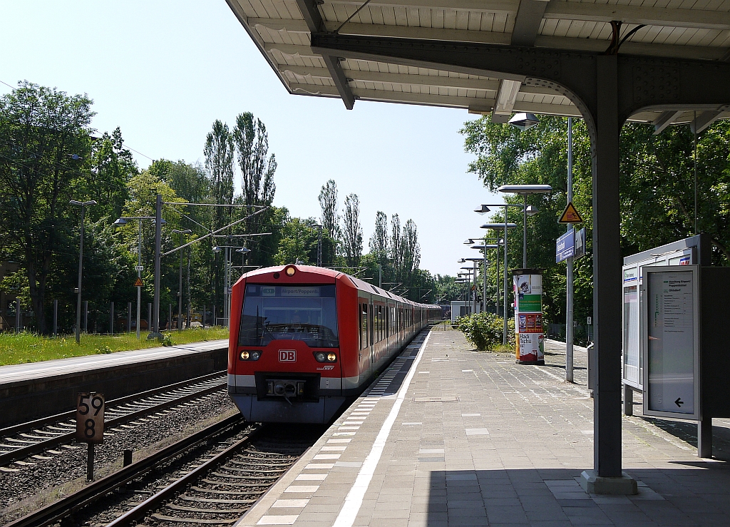 Einfahrt eines Zuges der Hamburger S-Bahnlinie S1 Richtung Flughafen in die Station  Hasselbrook . 8.6.2013