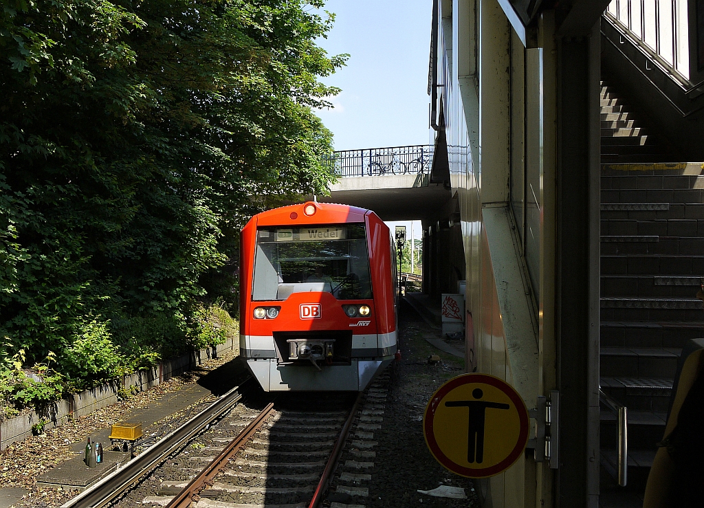 Einfahrt eines Zuges der Hamburger S-Bahnlinie S1 in die Station  Hasselbrook . 8.6.2013