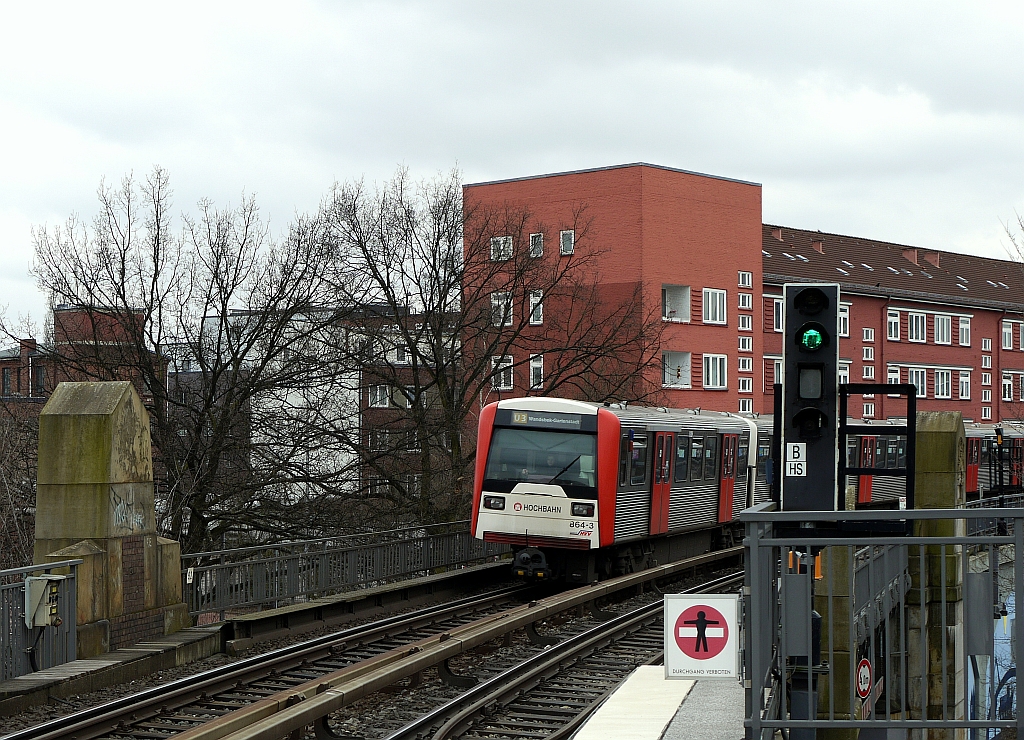 Einfahrt eines Zuges der Hamburger U-Bahn-Linie U3 in die Station  Hamburger Strae . Er macht einen Abstecher nach  Wandsbek-Gartenstadt  - auerhalb der Ringlinie, auf der er eigentlich verkehrt. 14.4.2013  