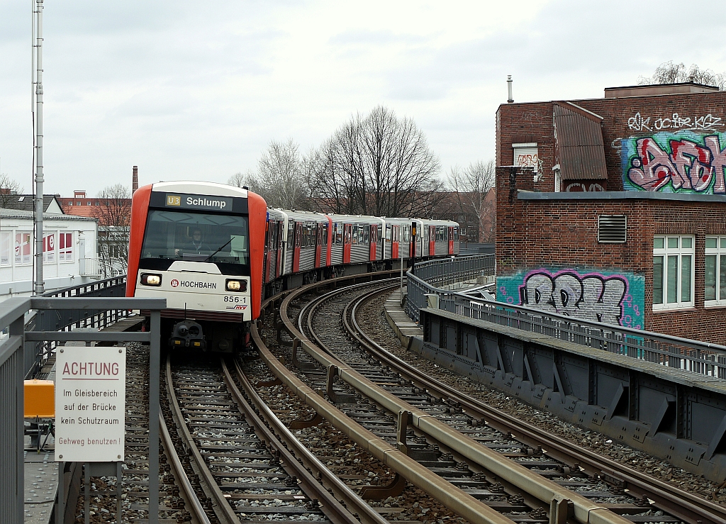 Einfahrt eines Zuges der Hamburger U-Bahn-Linie U3 in die Station  Hamburger Strae . Der Zug der Ringlinie fhrt nur bis  Schlump . 14.4.2013