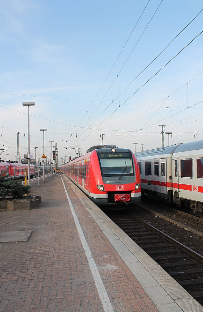 Einfahrt einer Et422 Doppeltraktion als S1 am 3.2.2012 in Dortmund Hbf.