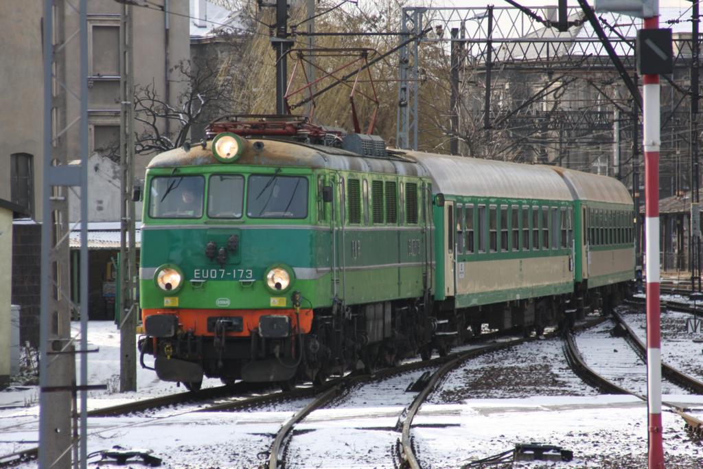 Einfahrt der EU 07-173 mit einem Personenzug in den Bahnhof Krakow Glowny 
am 15.2.2008.