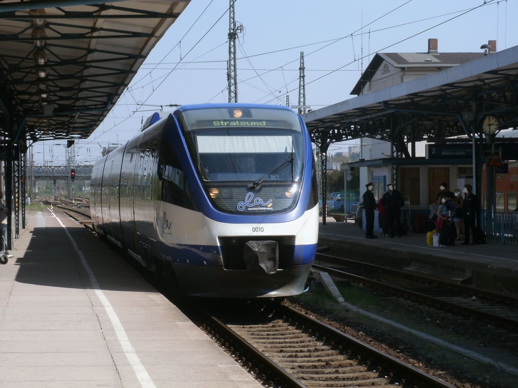 Einfahrt f�r den OLA-Triebwagen 0010,als OLA 79786 Neustrelitz-Stralsund,am 23.April 2011,in Neubrandenburg.