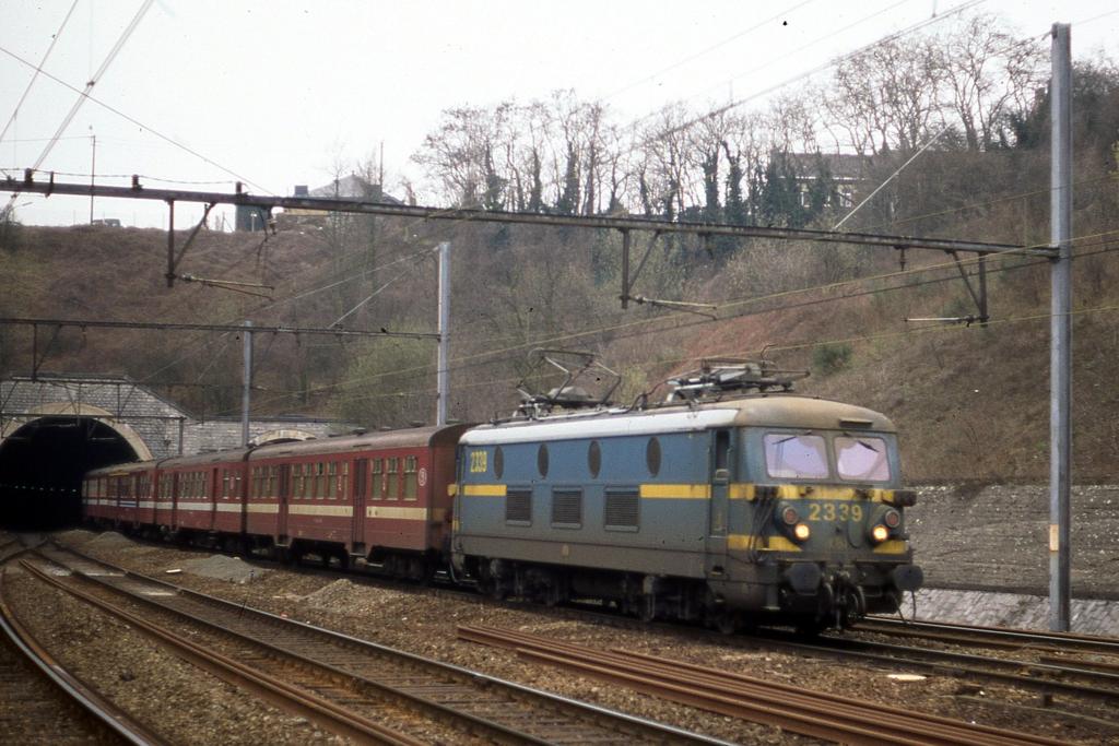 Einfahrt fr den Regio Zug nach Lttich bespannt mit der
Altbau E-Lok 2339 hier in Huy am 5.4.1996.
