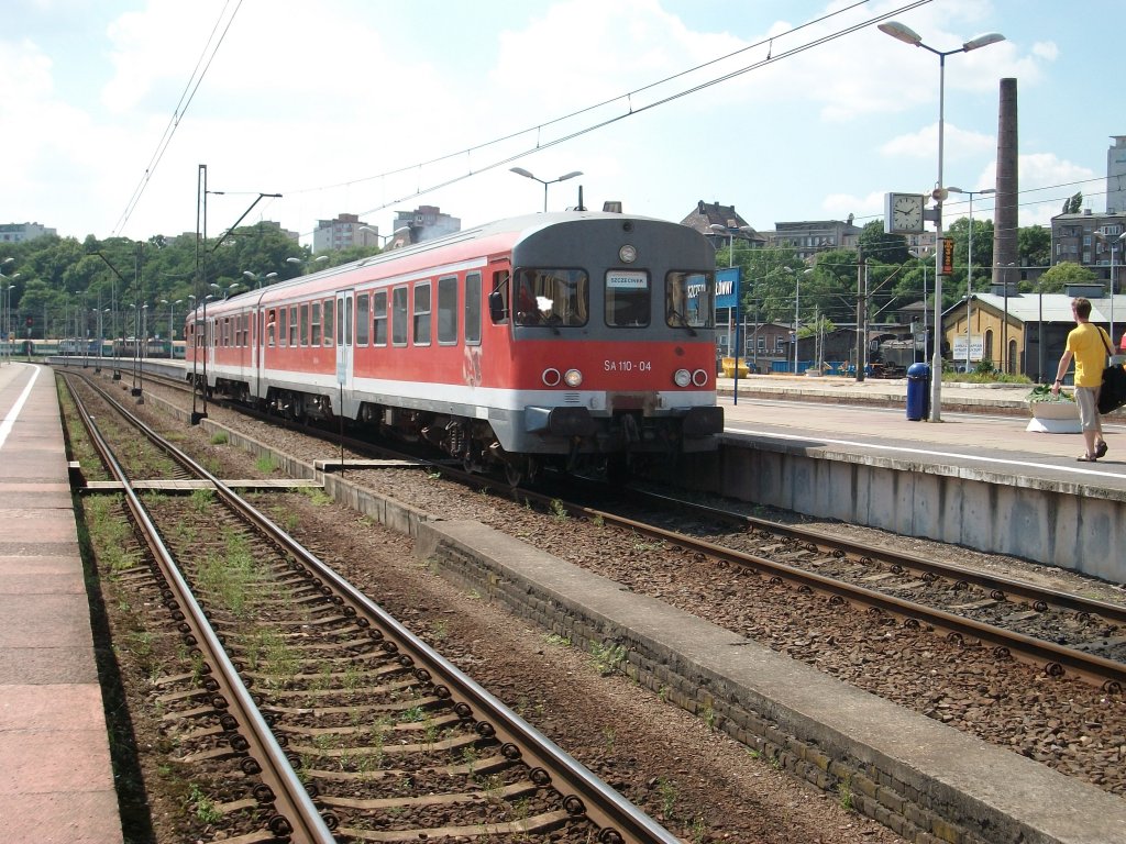 Einfahrt f�r SA110-04 am 31.Juli 2010 in Szczecin Glowny.