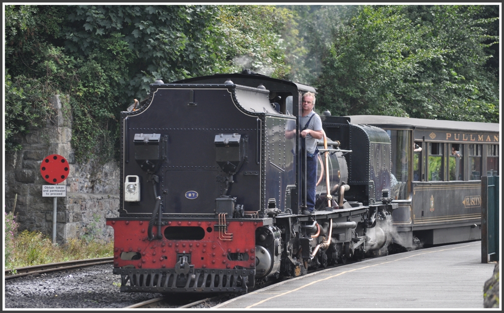 Einfahrt der Garratt Lok 87 (Cockerill Belgien 1936) der ex South African Railway in Caernarfon. Der Zug fhrt auch einen Pullmanwagen mit Aussichtsabteil am Zugende mit. (14.08.2011)