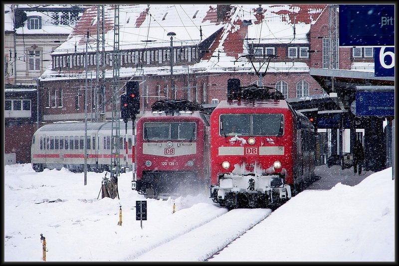 Einfahrt hat der versp�tete IC2182 (gezogen von 120 154) aus Hannover. Stralsund am 13.02.10 