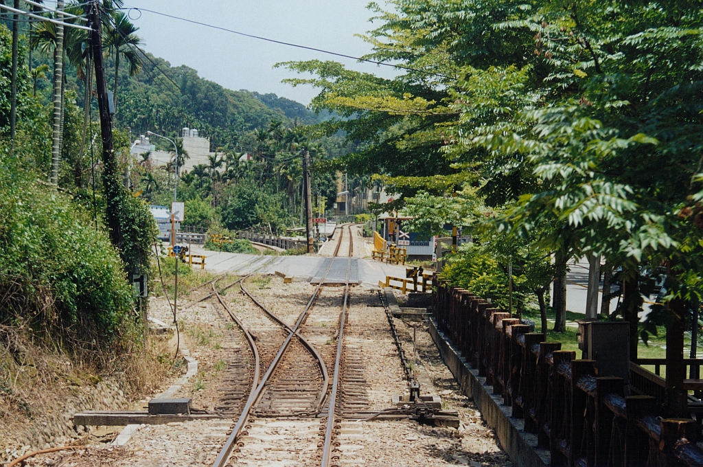 Einfahrt in die Hst. Long Quan, aufgenommen am 22.Mai 2005 vom Fahrgastraum eines Triebwagens.