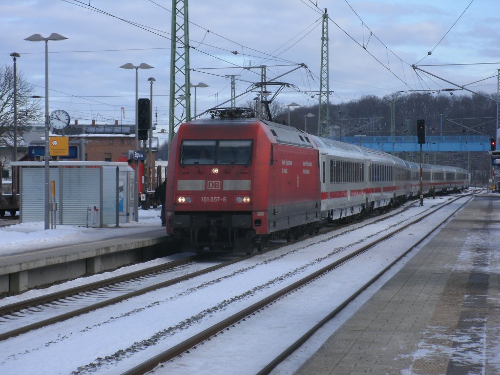 Einfahrt IC 2213 Binz-Stuttgart in Bergen/Rgen gezogen von 101 057 am 25.Januar 2013.Langsam verschwindet endlich der Schnee auf Rgen.
