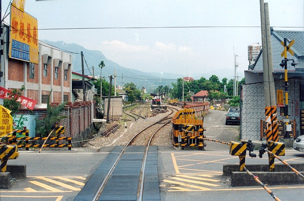 Einfahrt in die Jiji Station am 22.Mai 2005, aufgenommen vom Fahrgastraum neben dem Führerstand des DRC 1032.