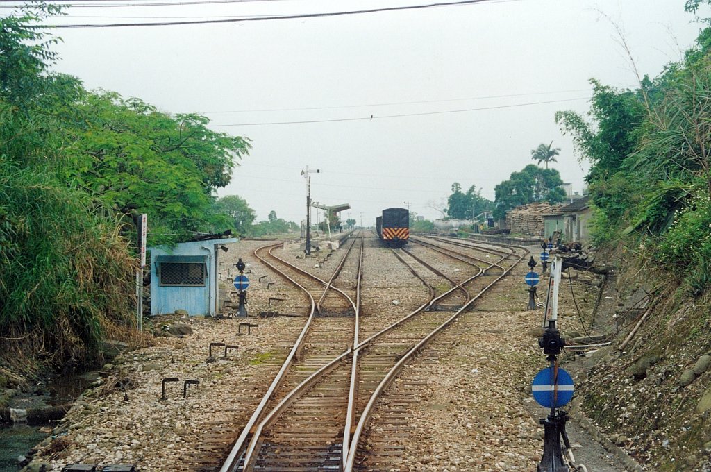 Einfahrt in die Jiouzantou Station aus der Sicht des Fahrgastes. 20.Mai 2005.