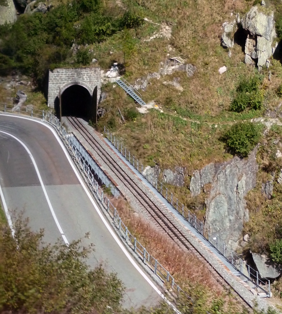 Einfahrt in den Kehrtunnel Richtung Gletsch, 2.10.11