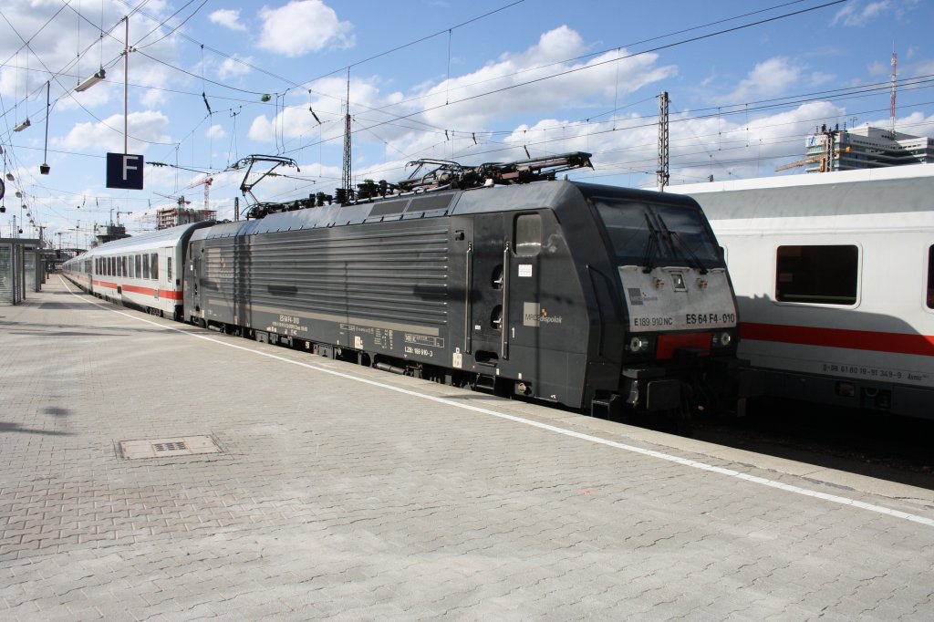 Einfahrt in den Mnchner Hbf mit ihrem EC: BR 189 910-3. Aufnahme am 29.03.10