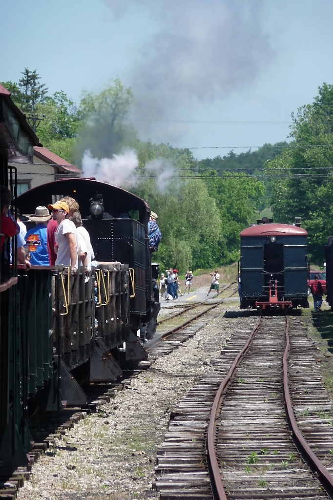Einfahrt in Orbisonia Station, rechts der EBT-Triebwagen M-1(6.6.09).