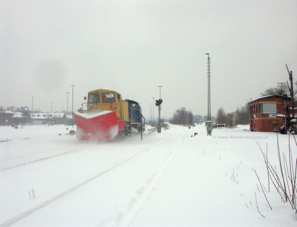 Einfahrt einer Räumfahrt auf die Nebenbahn nach Bad Steben bei Rückkehr nach Hof in Höhe des alten Stw 8 (rechts) am 11.02.2010. MWB V 1251 hatte in den letzten Schneewochen schon mehrere solcher Einsätze in Oberfranken...