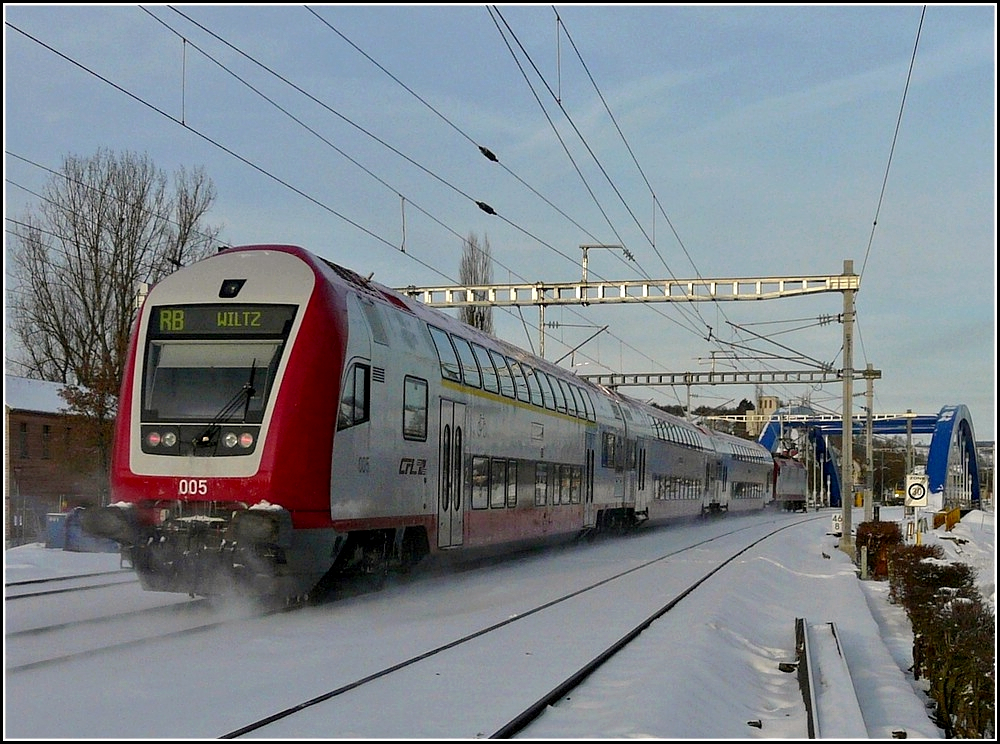 Einfahrt der RB 3214 Luxembourg-Wiltz am 25.12.2010 in den verschneiten Bahnhof von Ettelbrck. (Hans)