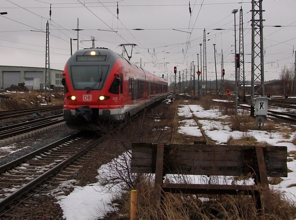 Einfahrt von RE 13011 aus Rostock am 12.Januar 2011,der von 429 026 gefahren wurde,in Bergen/Rgen.Nach 1 Minute(!) Aufenthalt ging es weiter nach Sassnitz.Die Aufnahme entstand vom Bahnsteigende.