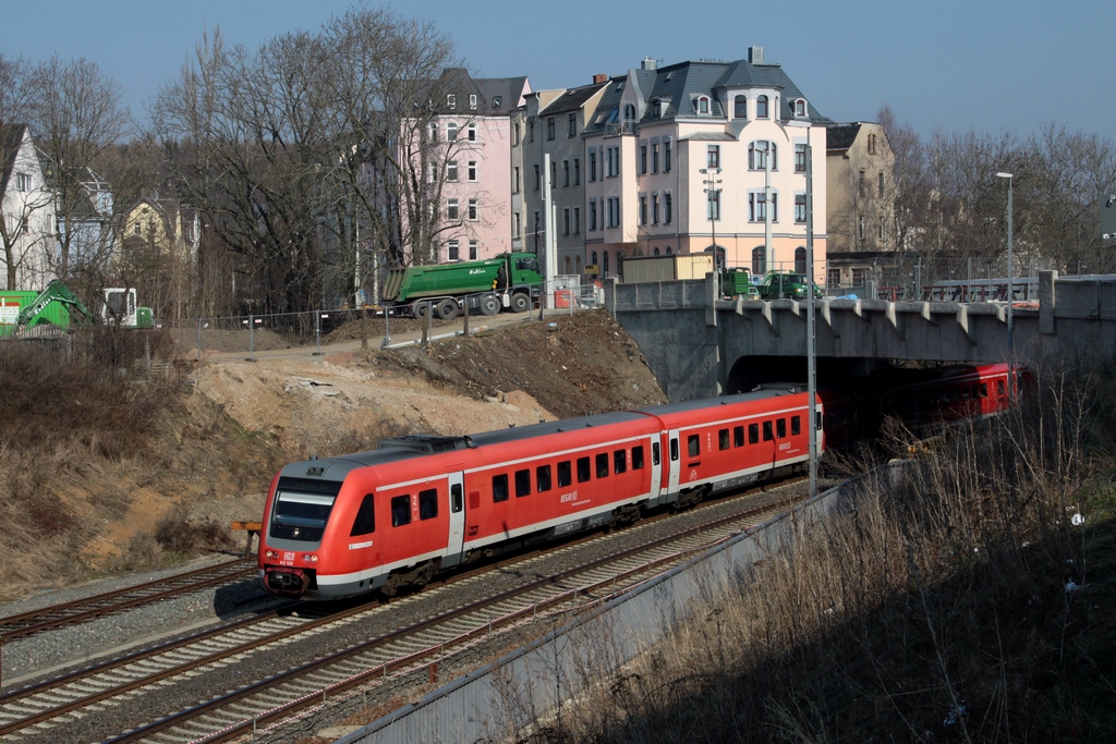 Einfahrt von RE3787 nach Dresden in Plauen ob. Bf am 21.03.2012, gebildet war der Zug aus dem Dresdener 612 520/020 + dem Hofer 612 464/964. Der RE durchfährt soeben die im Abriß befindliche Brücke der Syrauer Str, sie mußte ebenfalls wegen der Elektrifizierung weichen und wird durch einen Neubau ersetzt.