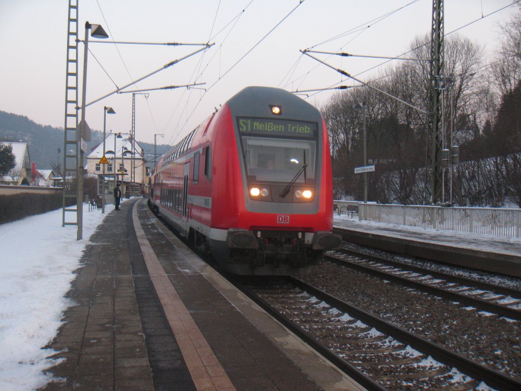 Einfahrt einer S1 der S-Bahn Dresden von Schna nach Meien Triebischtal am 11. Februar 2012 in die Station Kurort Rathen