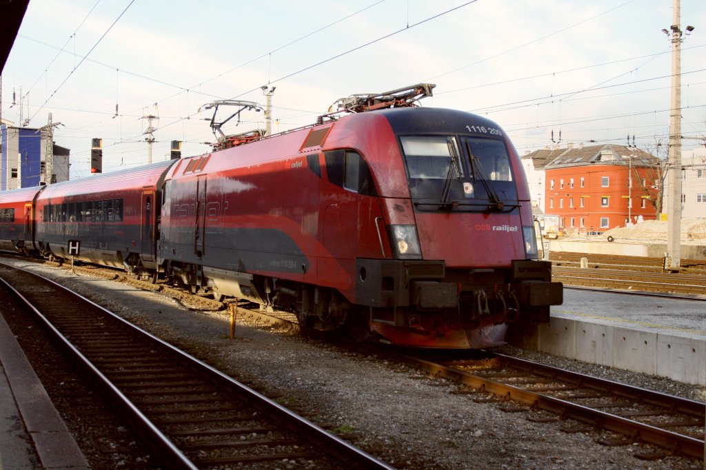 Einfahrt in den Salzburger Hbf: 1116 209-6  Railjet  aus Budapest keleti pu auf der Weiterfahrt nach Mnchen Hbf. Aufnahme am 22.03.10