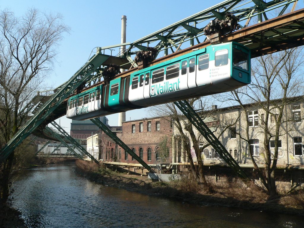 Einfahrt einer Schwebebahn mit Vaillant-Werbung in den Bahnhof Pestalozzistraße. In Richtung Vohwinkel durchquert die Schwebebahn Gebiete mit industriellem Charakter, in die sie sich wunderbar einpasst. 2.4.2013