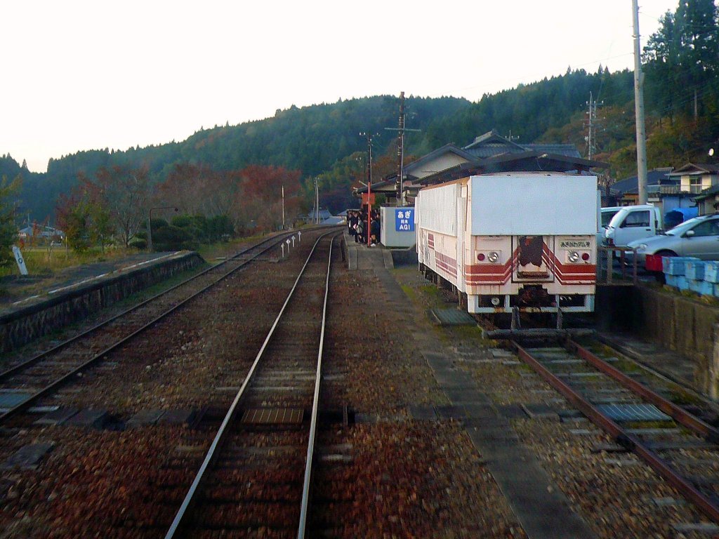 Einfahrt in die Station Agi. Vor dem Bahnhof steht einer der alten, ausgemusterten Triebwagen von 1985 als Lagerhalle. 5.November 2008.

