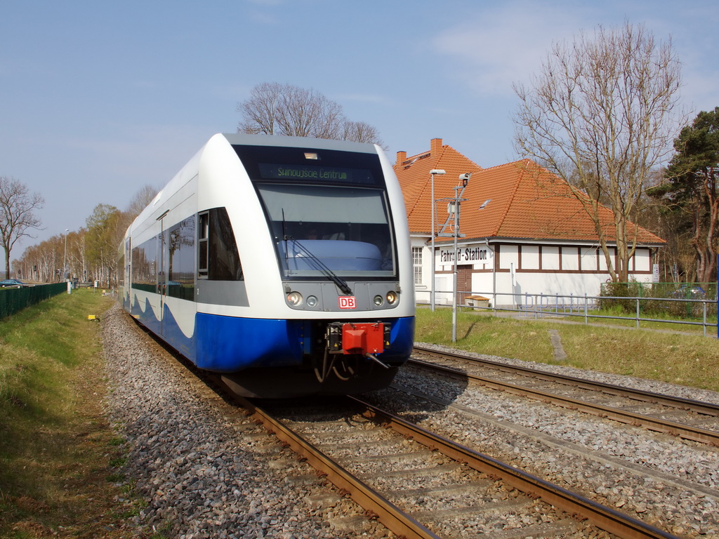 Einfahrt UBB 29417 (Strahlsund - Swinoujscie Centrum)  mit 646 126-2 und 646 105-6 in den Bahnhof  Trassenheide auf der Insel Usedom  am 21. April 2012.