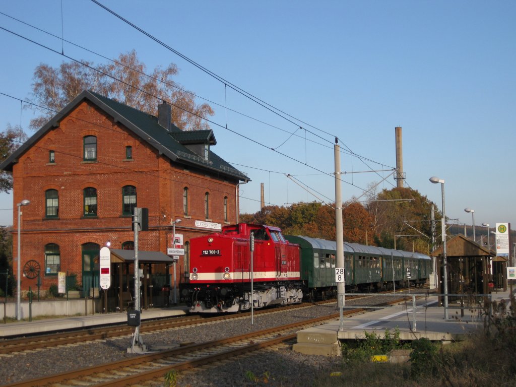 Einfahrt der V 100 ( 112 708-3 ) in Neukirchen-Klaffenbach mit dem Sonderzug des Vereins Eisenbahn-Nostalgie Chemnitz-Erzgebirge auf dem Weg nach Stollberg ( Sachs. ) am 31.10.2009 