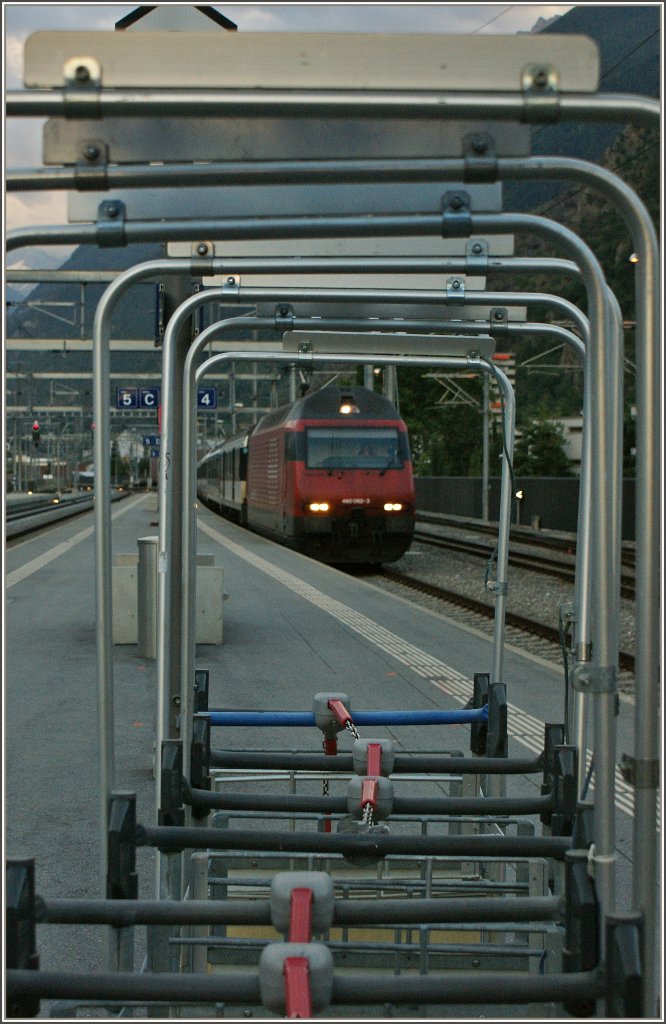 Einfahrt in Visp eines IR nach Lausanne.
(03.08.2012) 