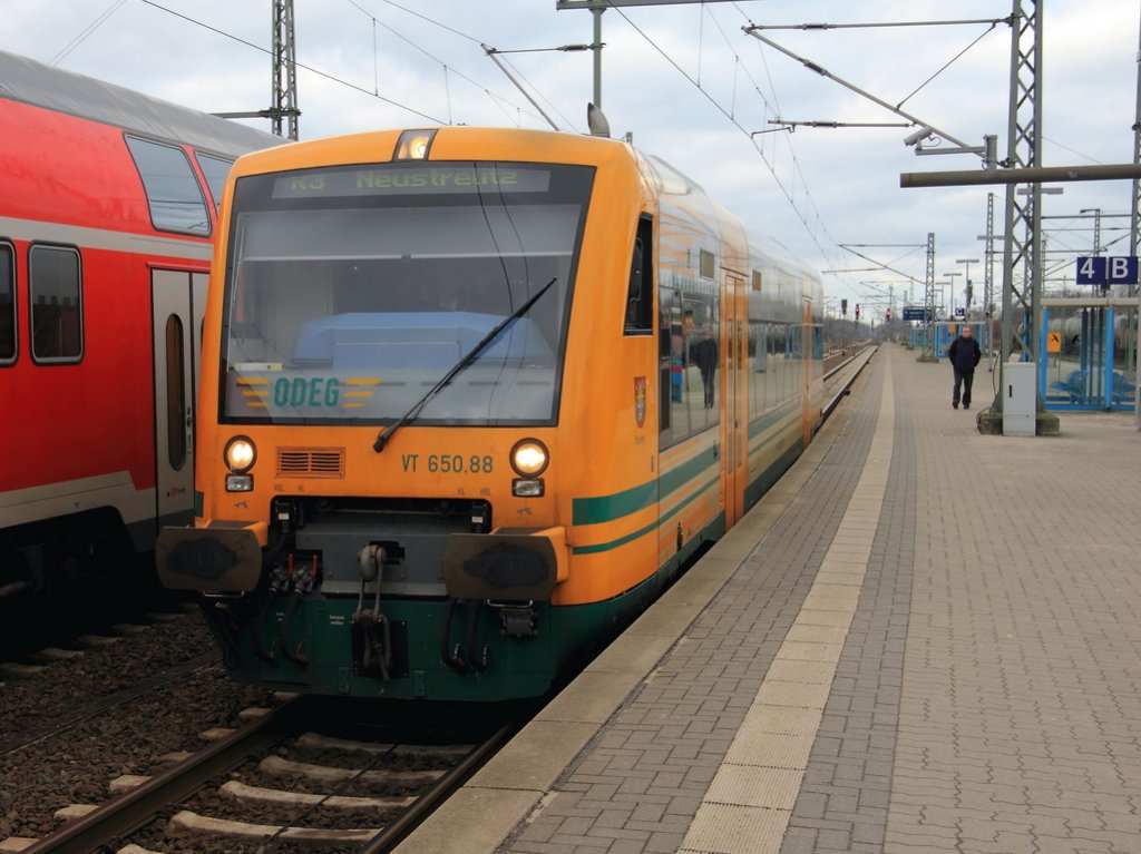 Einfahrt VT 650.88 der  Ostdeutsche Eisenbahn GmbH  als R3 (OE79672)  nach Neustrelitz  in den Bahnhof Ludwigslust am 02. Februar 2013.
