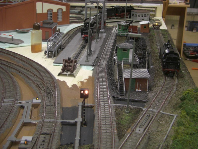 Einfahrt zum BW. Links die beiden Strecken, in der Mitte das Zufahrt / Bekohlungsgleis zur Drehscheibe, Rechts Abstellgleis fr Bauzuge, Hilfzge, Messzge, Loks etc..
