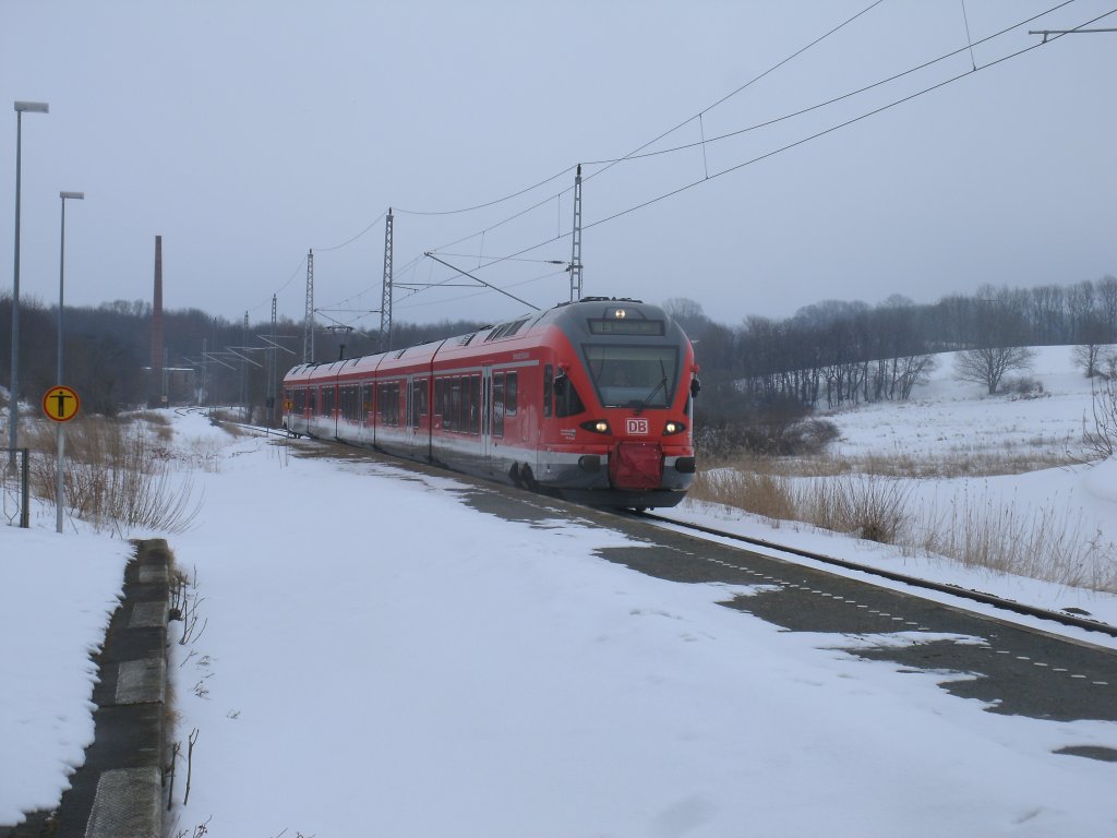 Einfahrt,am 29.Mrz 2013,in Sagard hatte der RE 13008 von Sassnitz nach Rostock.Gefahren vom 429 028.