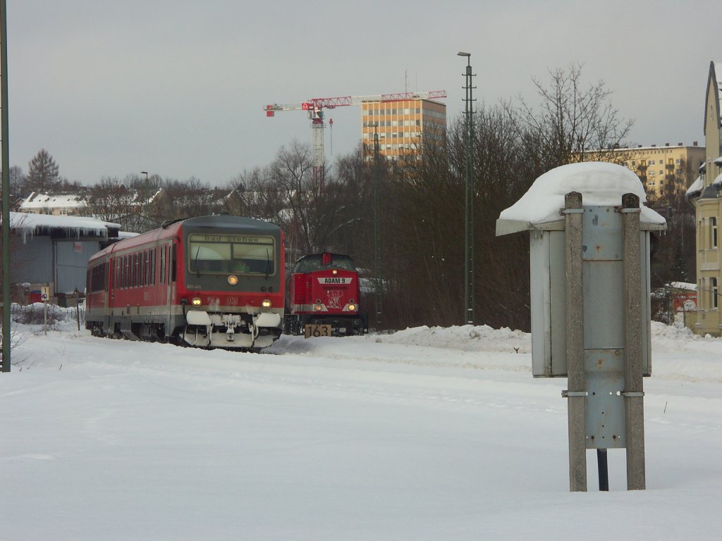 Einfahrtkurve von Hof Hbf am 04. Januar 2011. Ein 628er mit  Wintertarnung  an der Front kommt von Bad Steben rein und rechts rangiert Adam9 mit Kesseln bei der Fa. Leu. Die Adam9 Lok soll sich an dem Tag noch im Schee festgefahren haben. Die Schneeschleuder war halt nicht berall gleichzeitig... Siehe meine anderen Bilder.