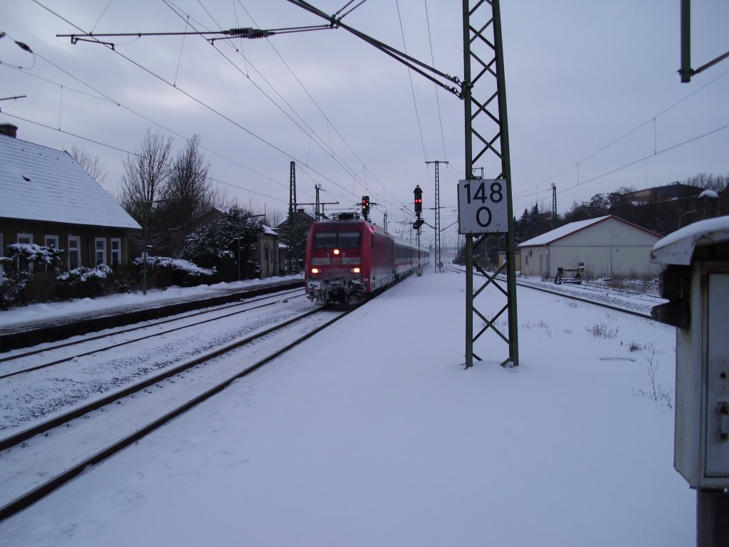 Einfarender (und eingefrohrenner) IC richtung Kassel.