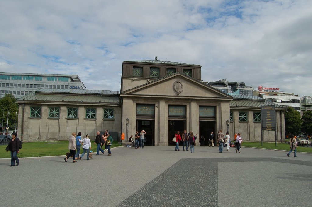 Eingang zum U-Bahnhof Wittenbergplatz. Begibt man sich hier in den Untergrund, hat man drei Wahlmglichkeiten zur Weiterfahrt: U2, Ruhleben - Pankow, U3, Nollendorfplatz - Krumme Lanke & U1, Uhlandstrae - Warschauer Strae. 10.08.2012