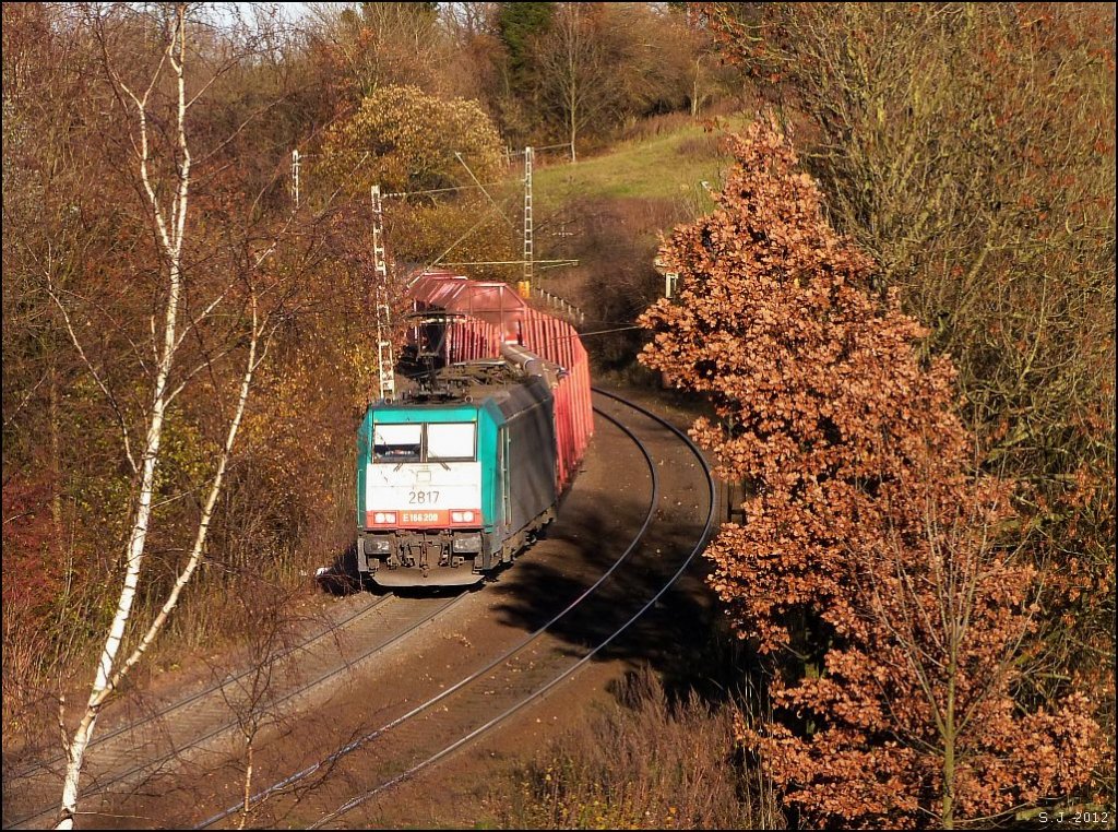 Eingerahmt von der sptherbslichen Natur ist die belgiche 2817 (E-186) mit ihrer Gterfracht unterwegs auf der Montzenroute,hinauf nach Belgien. 
Location: Reinhartzkehl (Kr.Aachen) im November 2012.