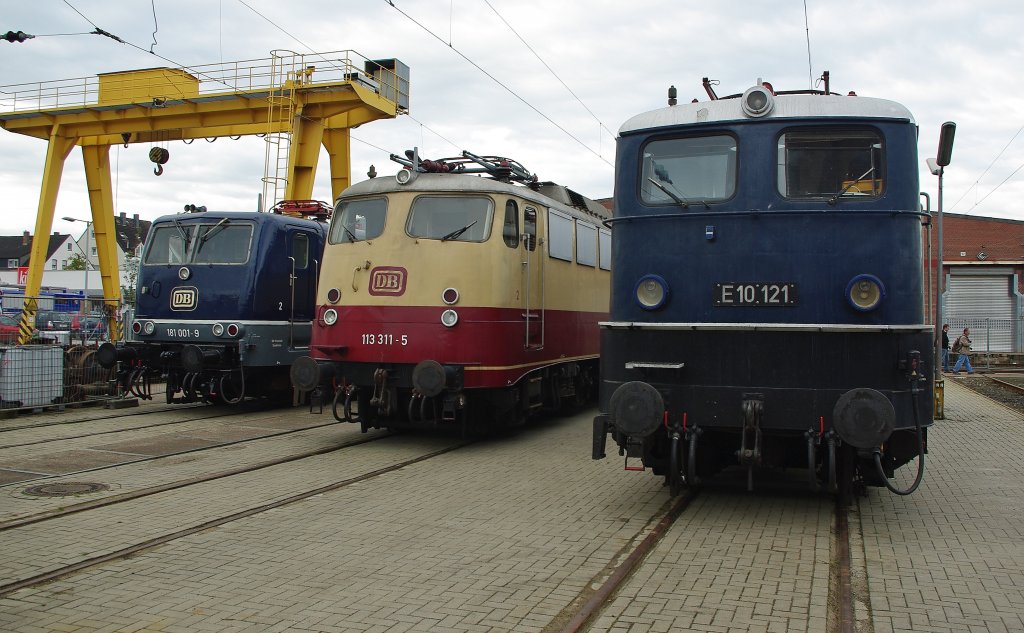 Eingerahmt von zwei blauen Damen: 181 001-9, 113 311-5 und E10 121 posieren beim BW-Fest in Osnabr�ck am 19.09.2010.