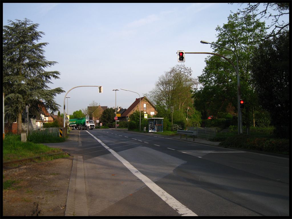 Eingeschaltete Lichtzeichenanlage am Bahn�bergang  Hammer Schanze  in Viersen. Die V90 hat den Schrottplatz gerade verlassen und ist nun solo wieder auf der R�ckfahrt zum Viersener G�terbahnhof.