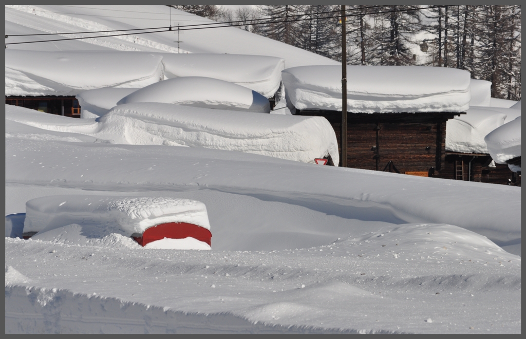 Eingeschneit in Oberwald, Mannschaftswagen der DFB. (10.01.2012)