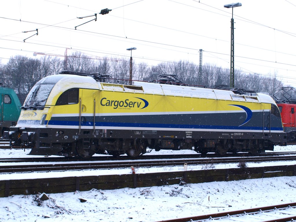 Eingeschneit steht am 10.02.2010 der Taurus 1216 931 von CargoServ in Aachen West.