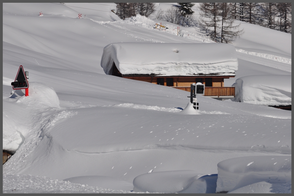 Eingeschneite Bahnbergnge der DFB in Oberwald. (10.01.2012)